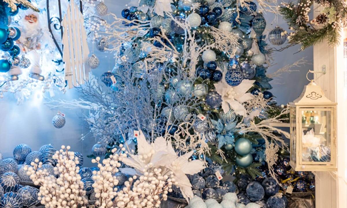 I colori freddi per le feste: l’albero di Natale blu!