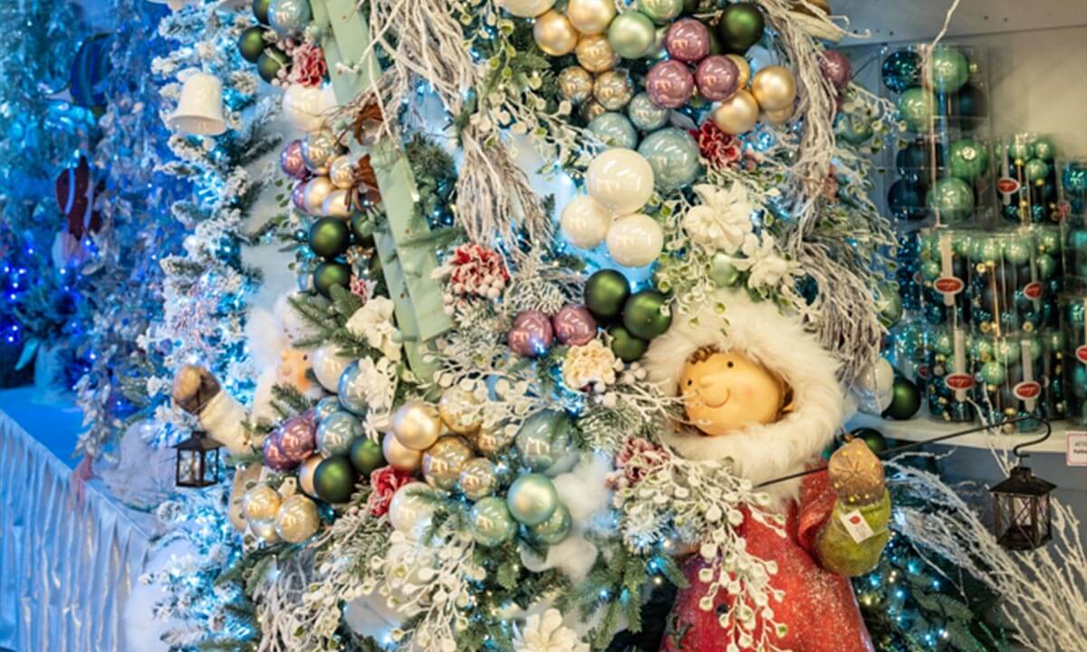 Un albero di Natale d’altri tempi con colori pastello